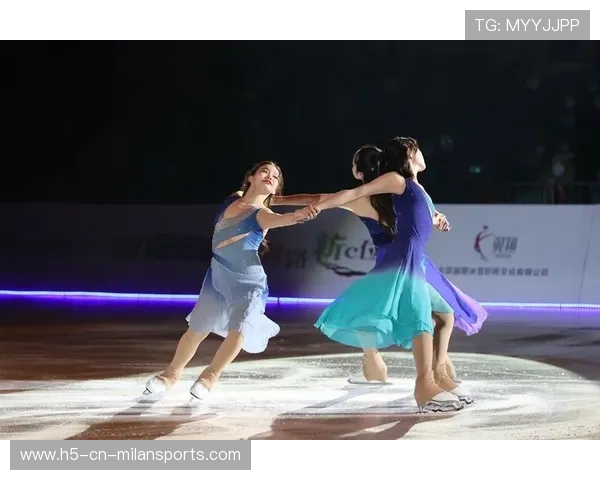 冰上舞蹈组合跌倒后完美补救，评委集体鼓掌