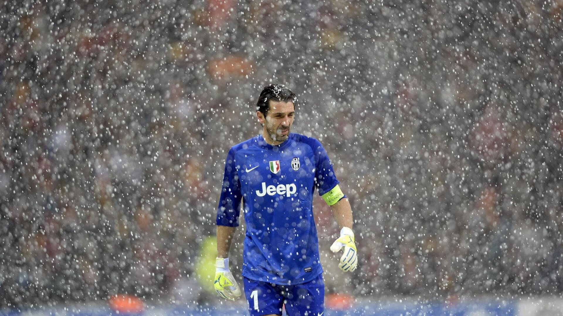 东契奇三分线外连续命中带动独行侠反超,东契奇三分造犯规