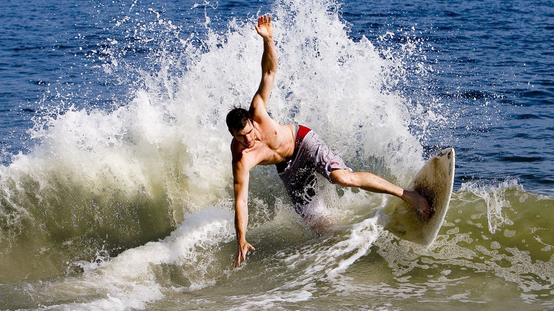 伊丽莎白·德克斯泳池内外双重突破，伊丽莎白.德比茨